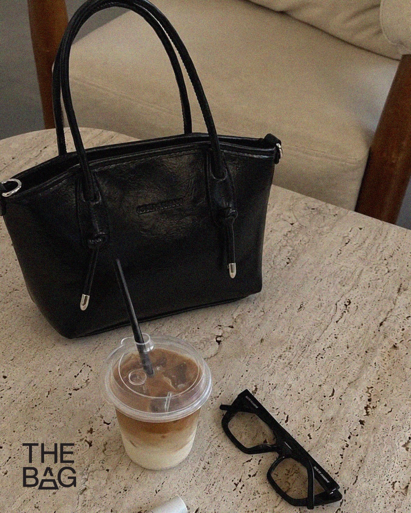 Çantë dore e zezë lëkure – The Bag