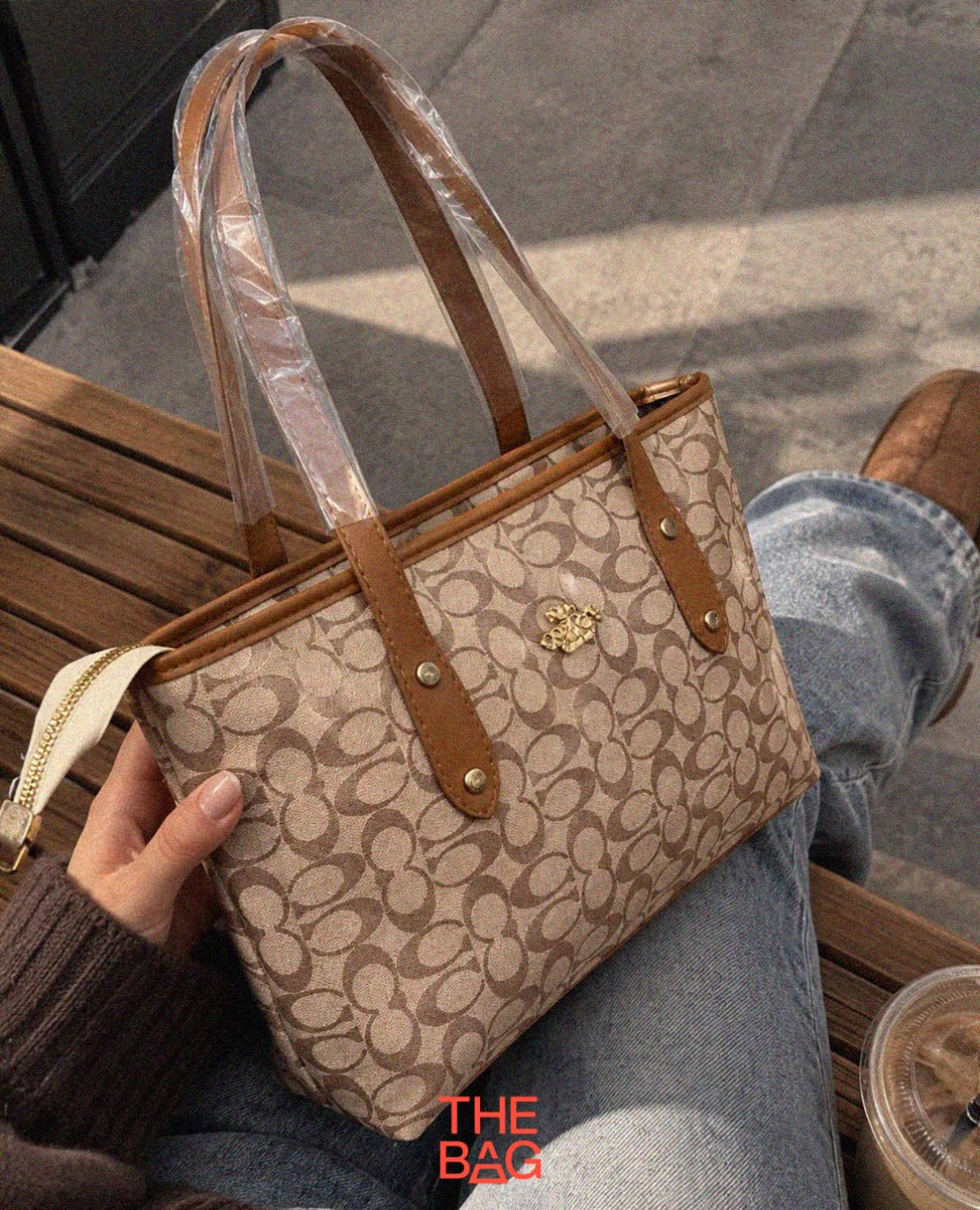 Çantë dore kafe me motiv monogram – The Bag