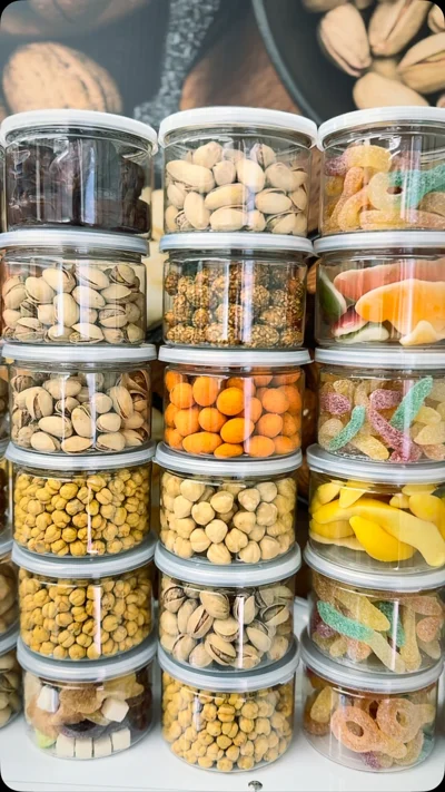 Fruta të thata dhe ëmbëlsira në kuti plastike