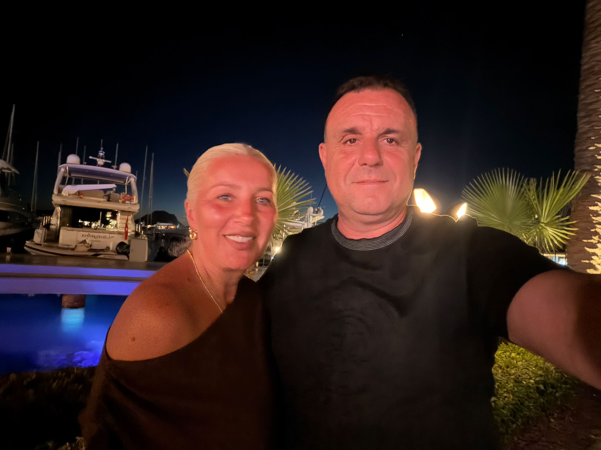 Foto e dy personave në mbrëmje pranë detit – "𝐓𝐇𝐄𝐒𝐀𝐑𝐈 𝐆𝐎𝐋𝐃 & 𝐉𝐄𝐖𝐄𝐋𝐋𝐄𝐑𝐘"