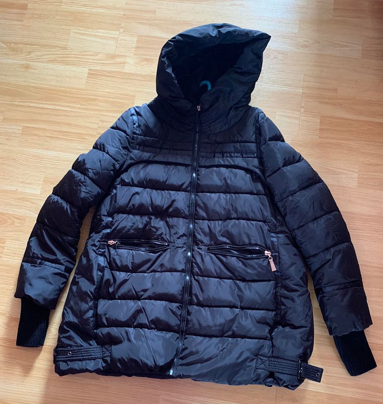 Jakne e zezë e mbushur me kapuç – Thrift Shop Kosova