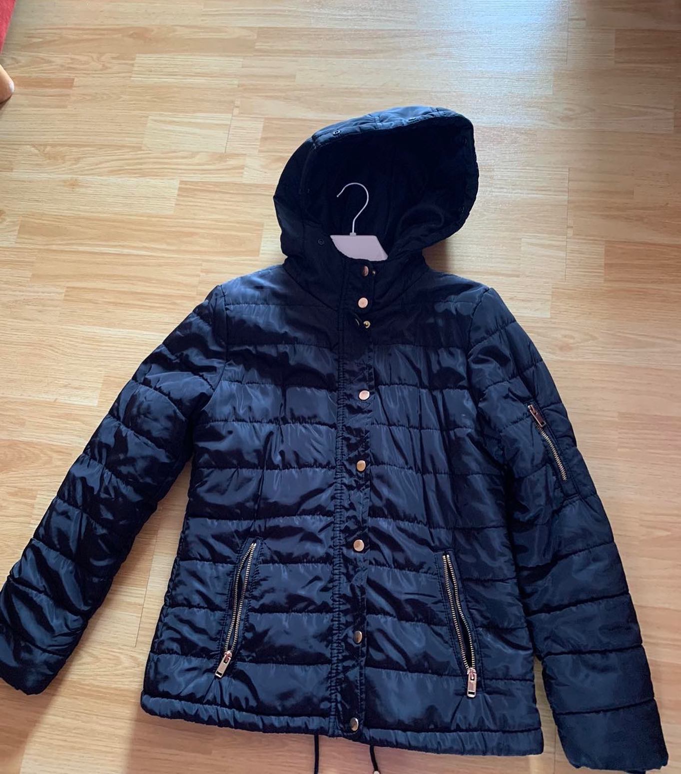 Jakne e mbushur blu e errët me kapuç – Thrift Shop Kosova