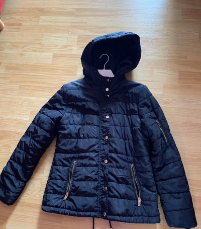 Jakne e mbushur blu e errët me kapuç