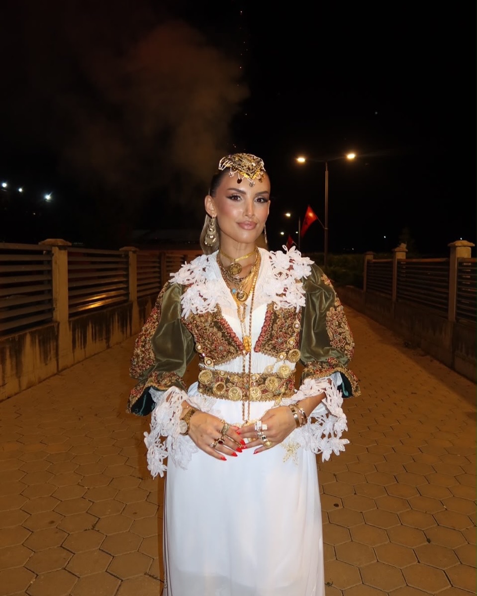 Veshje tradicionale shqiptare me fund të bardhë – Tiara Fashion