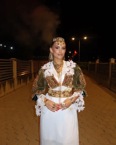 Veshje tradicionale shqiptare me fund të bardhë