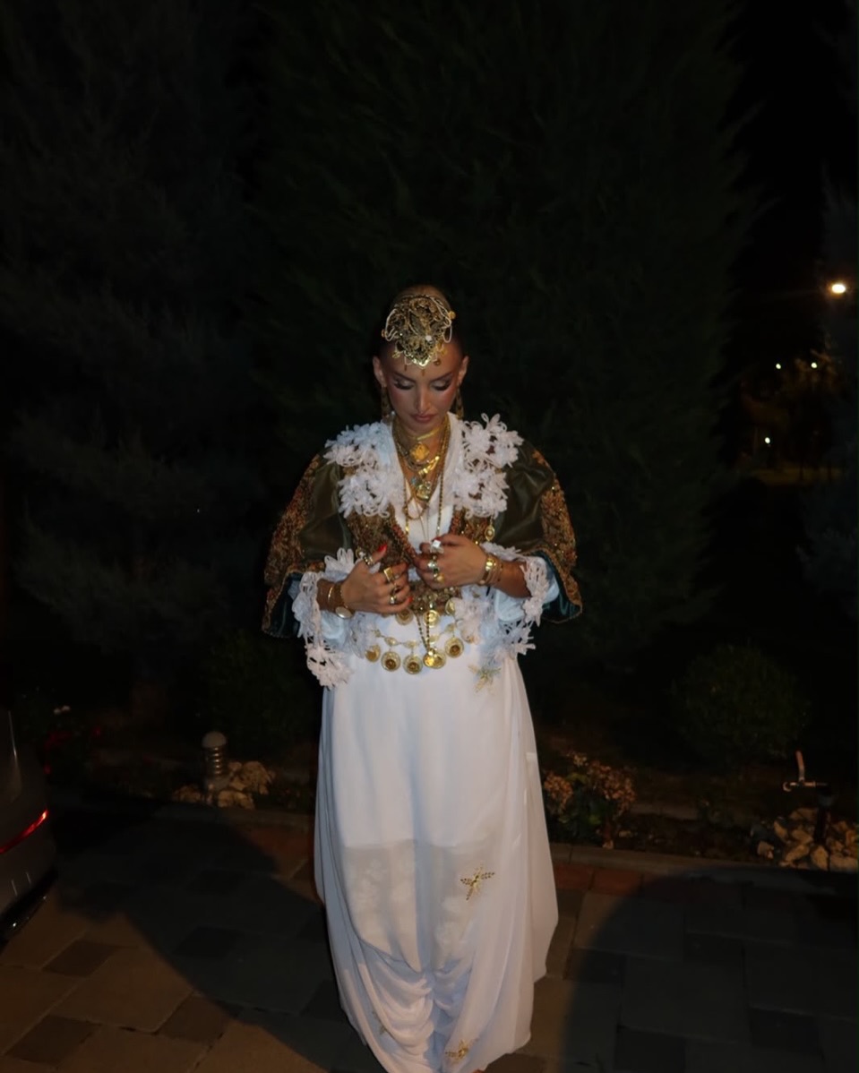 Veshje tradicionale shqiptare me fund të bardhë – Tiara Fashion (4)