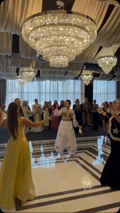 Veshje tradicionale e bardhë me qëndisje