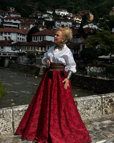 Fund i kuq tradicional me këmishë të bardhë