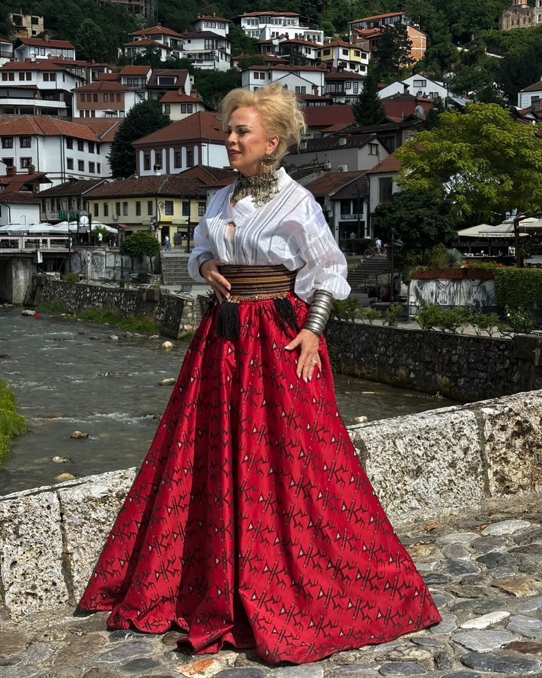 Fund i kuq tradicional me këmishë të bardhë – Tiara Fashion (2)