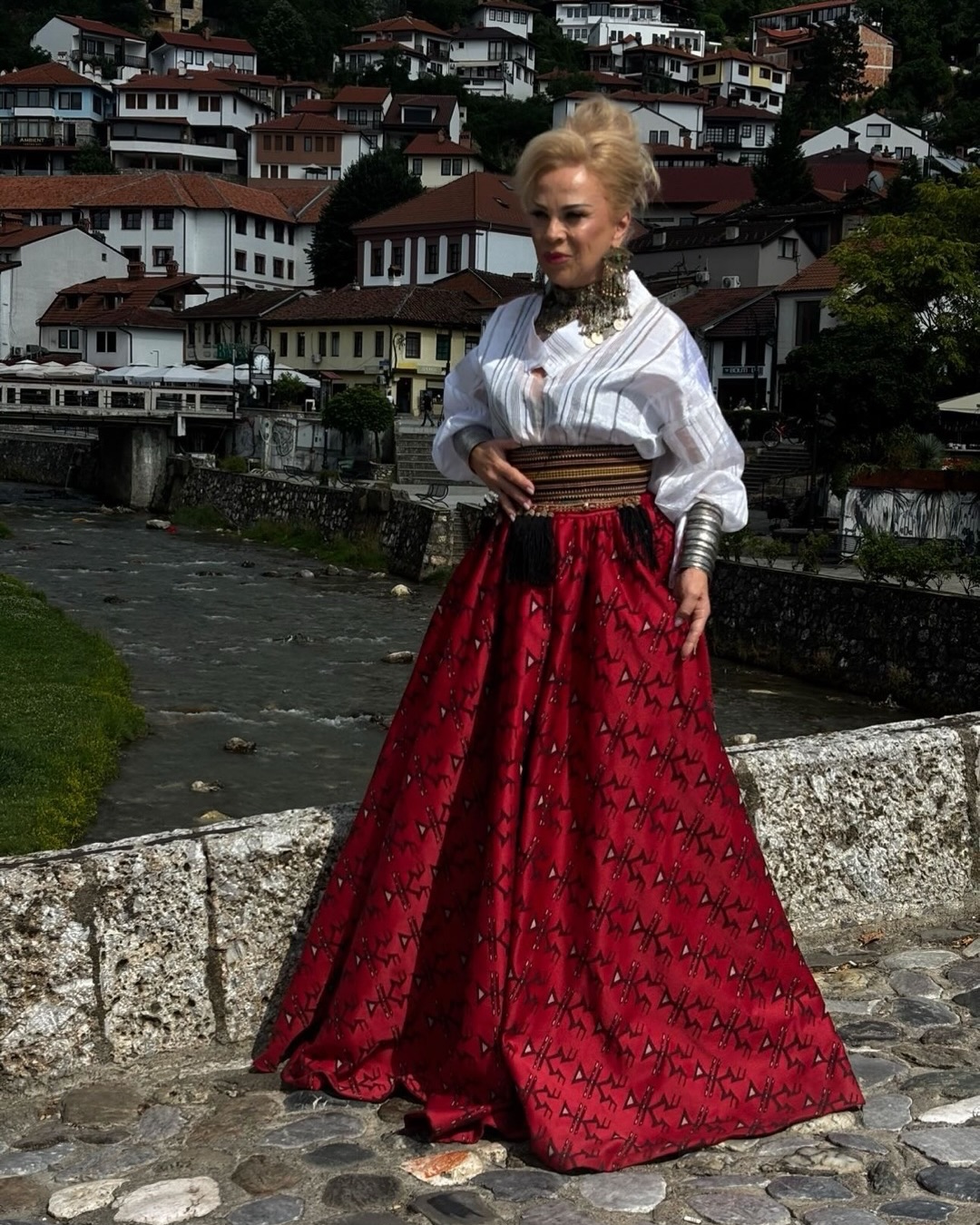Fund i kuq tradicional me këmishë të bardhë – Tiara Fashion (3)