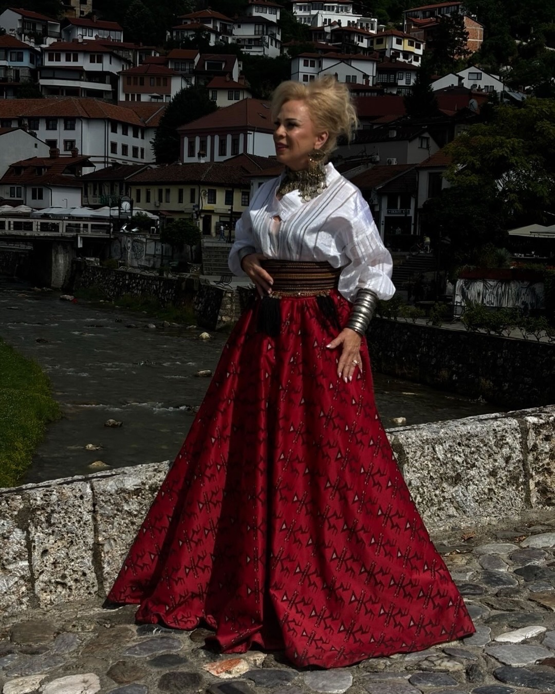 Fund i kuq tradicional me këmishë të bardhë – Tiara Fashion (4)