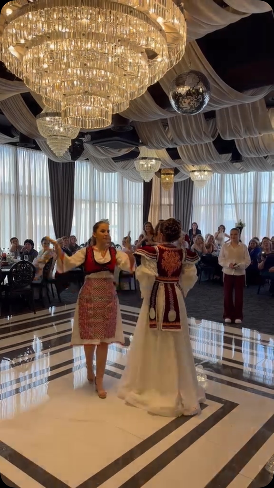 Veshje tradicionale shqiptare me jelek dhe fund të bardhë – Tiara Fashion