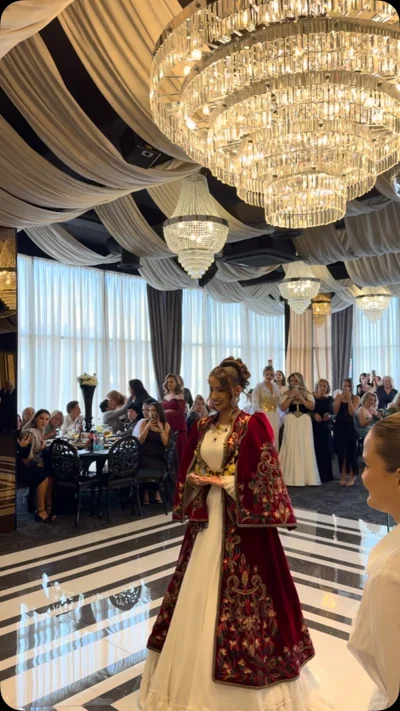 Veshje tradicionale bordo me qëndisje ari