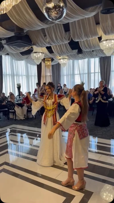 Veshje tradicionale me jelekë të qëndisur