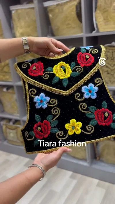 Jelek i zi me lule të qëndisura