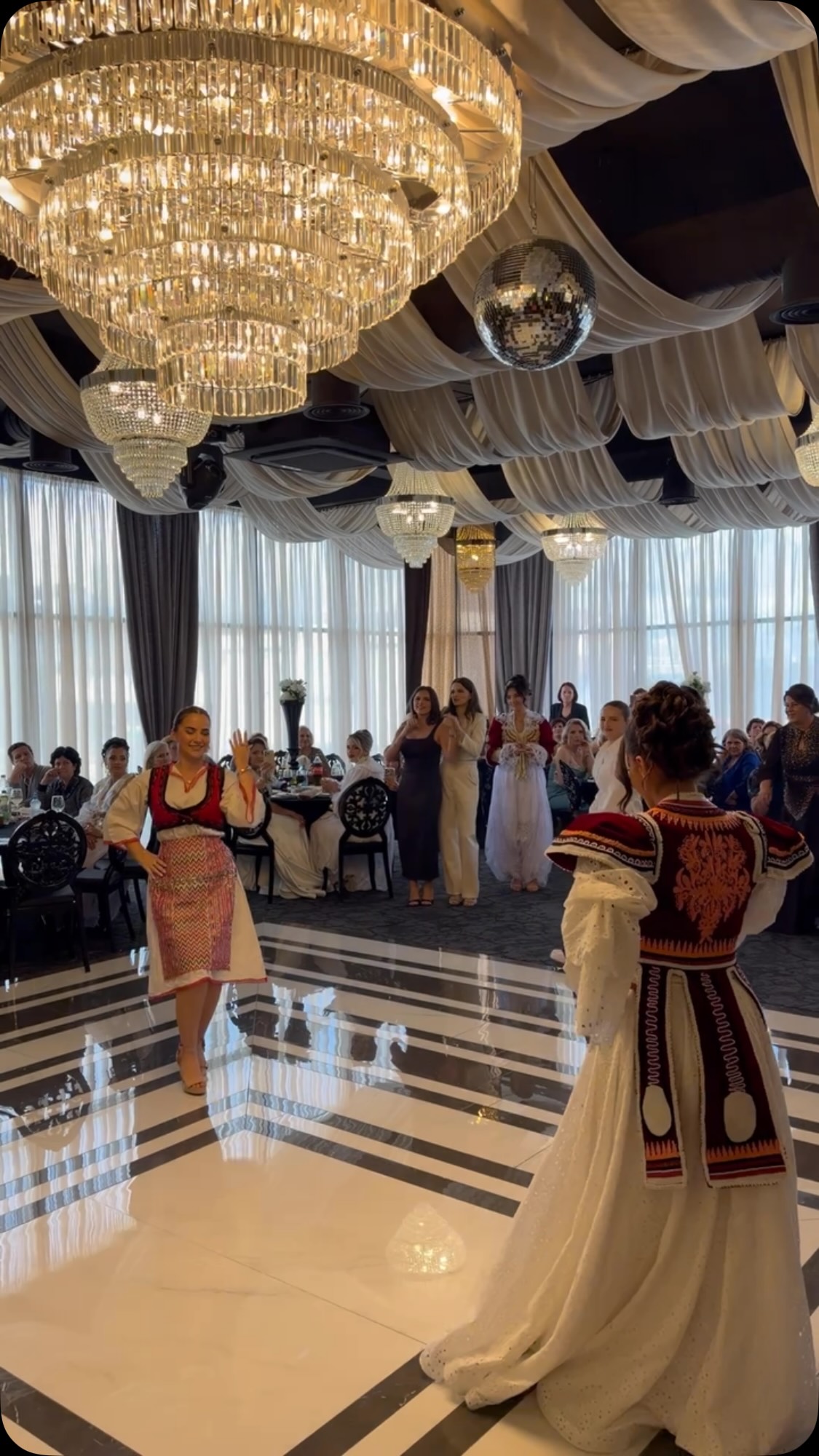 Veshje tradicionale me jelek bordo të qëndisur – Tiara Fashion