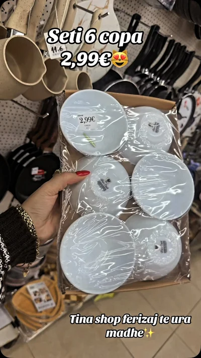 Set 6 copë tasa dhe pjata të bardha