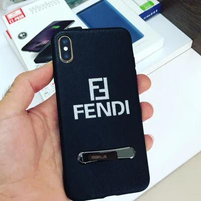 Kapak i zi celulari Fendi me mbajtëse