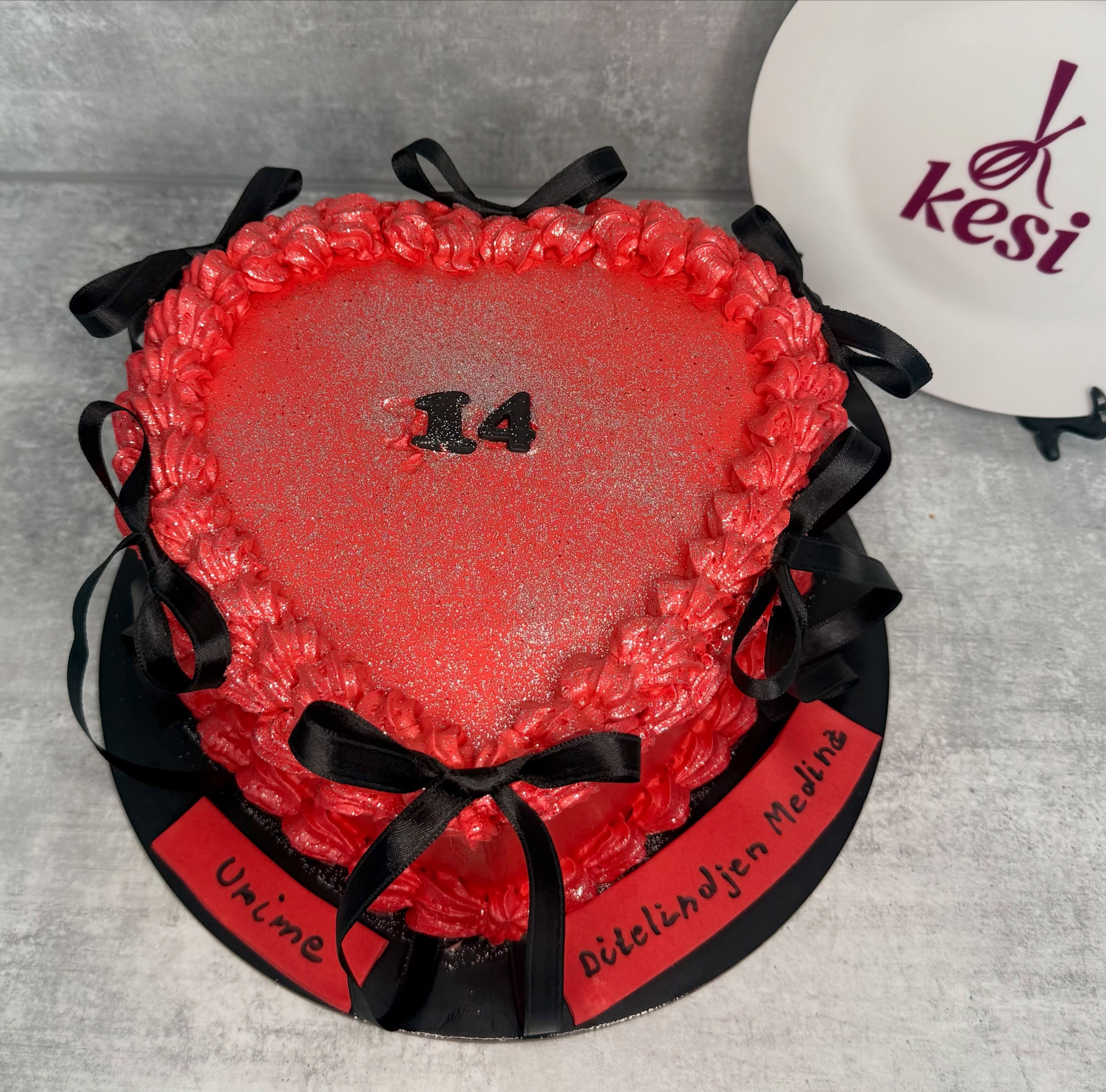Tortë ditëlindjeje në formë zemre e kuqe – Torte me porosi - Kesi