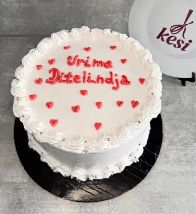Tortë ditëlindjeje e bardhë me zemra të kuqe