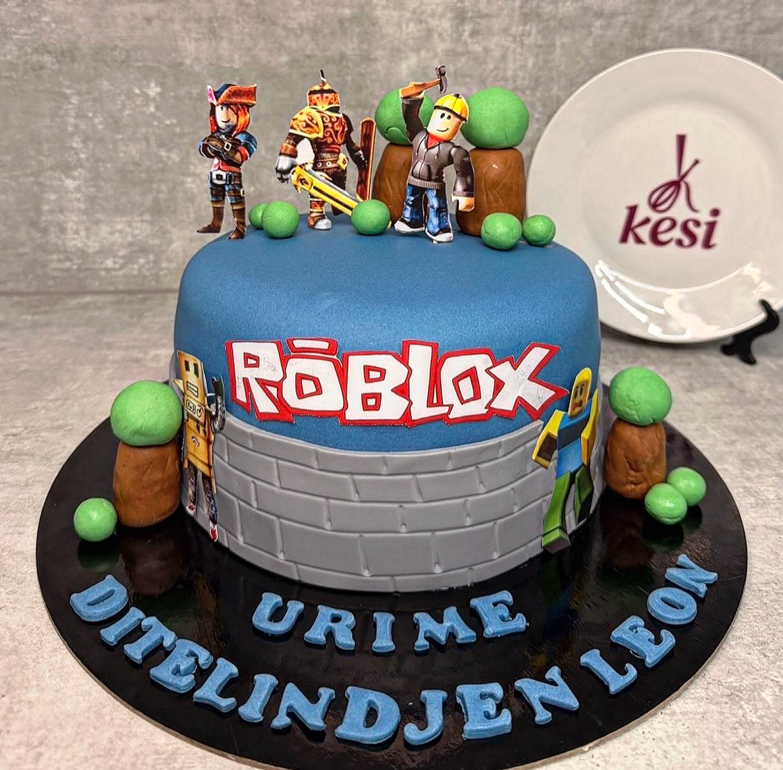Tortë ditëlindjeje me temë Roblox – Torte me porosi - Kesi