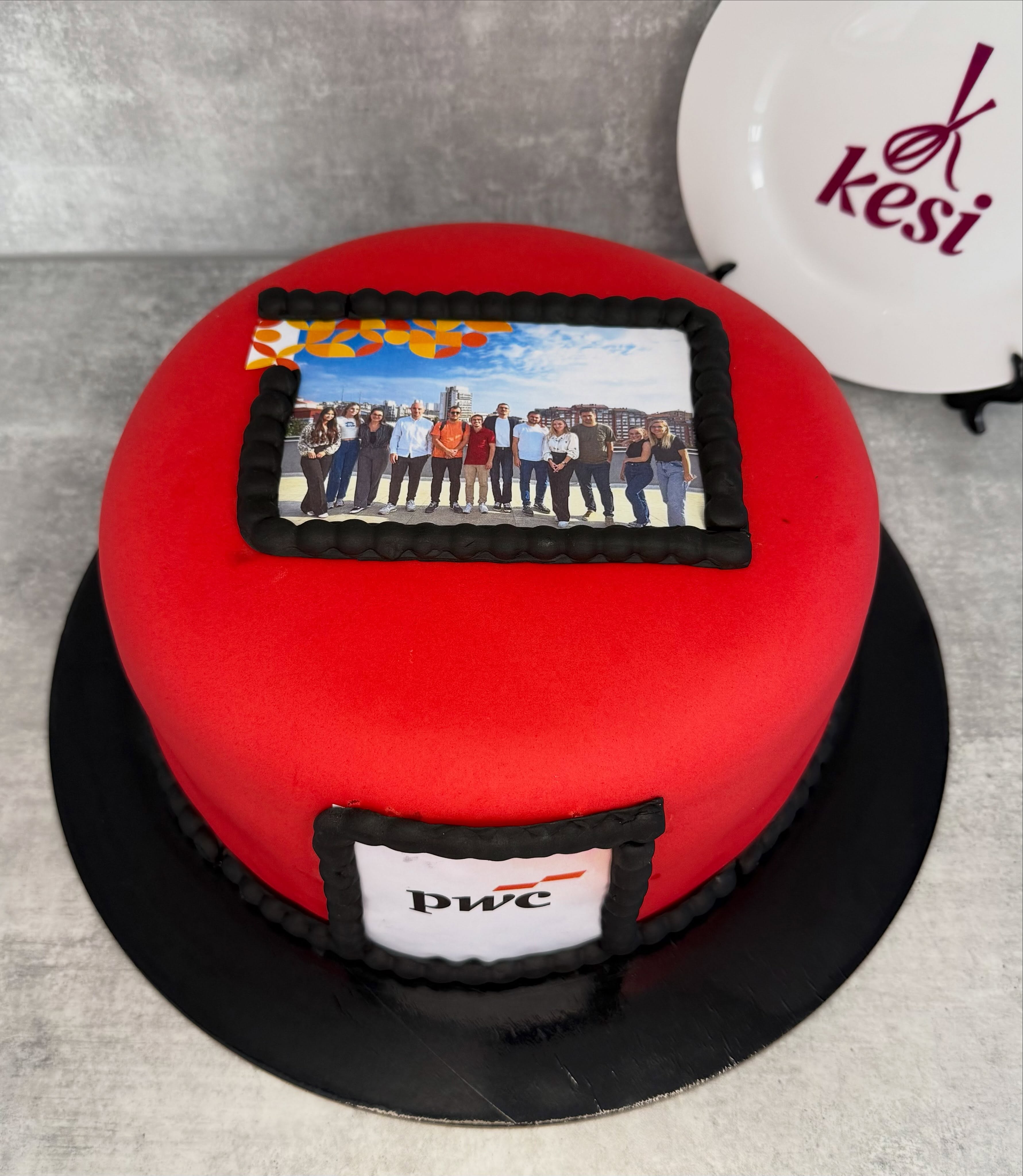 Tortë e kuqe për kompani me foto të printuar – Torte me porosi - Kesi