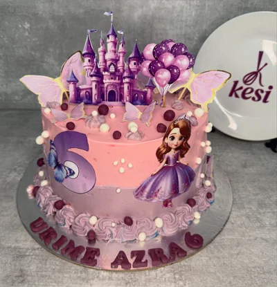 Tortë ditëlindjeje rozë me princeshë dhe kështjellë
