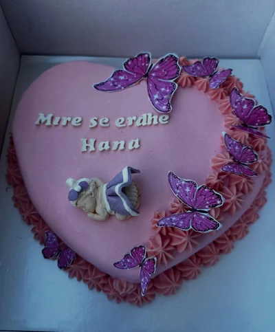 Tortë në formë zemre rozë me flutura