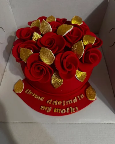 Tortë ditëlindjeje me trëndafila të kuq dhe gjethe ari