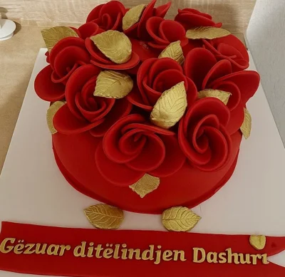 Tortë ditëlindjeje e kuqe me trëndafila