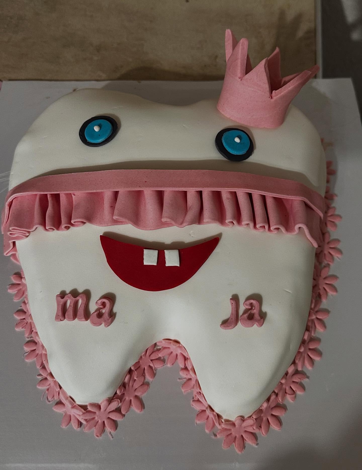 Tortë në formë dhëmbi me kurorë – Torte me porosi