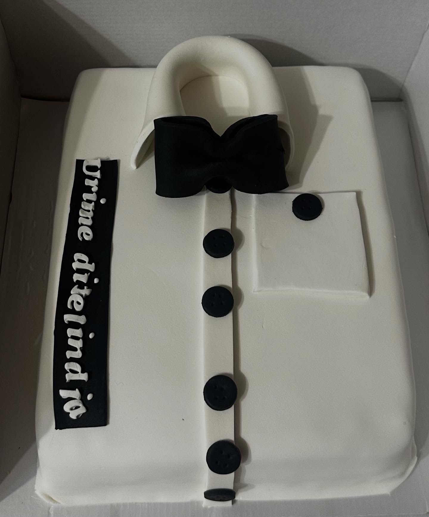 Tortë ditëlindjeje në formë këmishe me papion – Torte me porosi