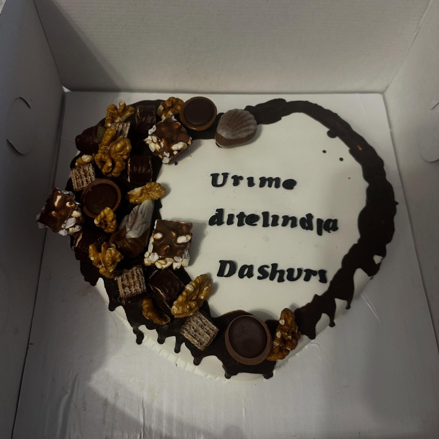 Tortë ditëlindjeje zemër me çokollata – Torte me porosi