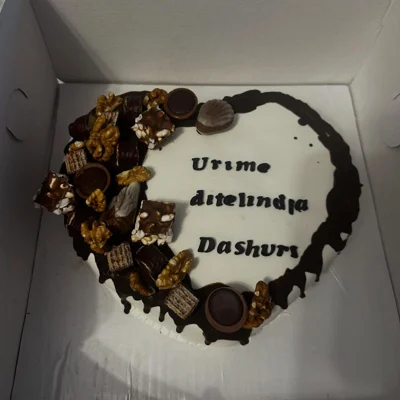 Tortë ditëlindjeje zemër me çokollata