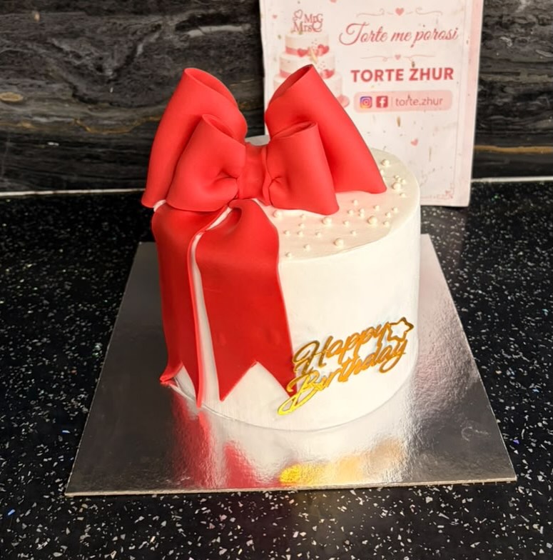 Surprizë me tortë, trëndafila të bardhë dhe letër – Surpriza dhe torte me porosi 🎂ZHUR🎂 (2)