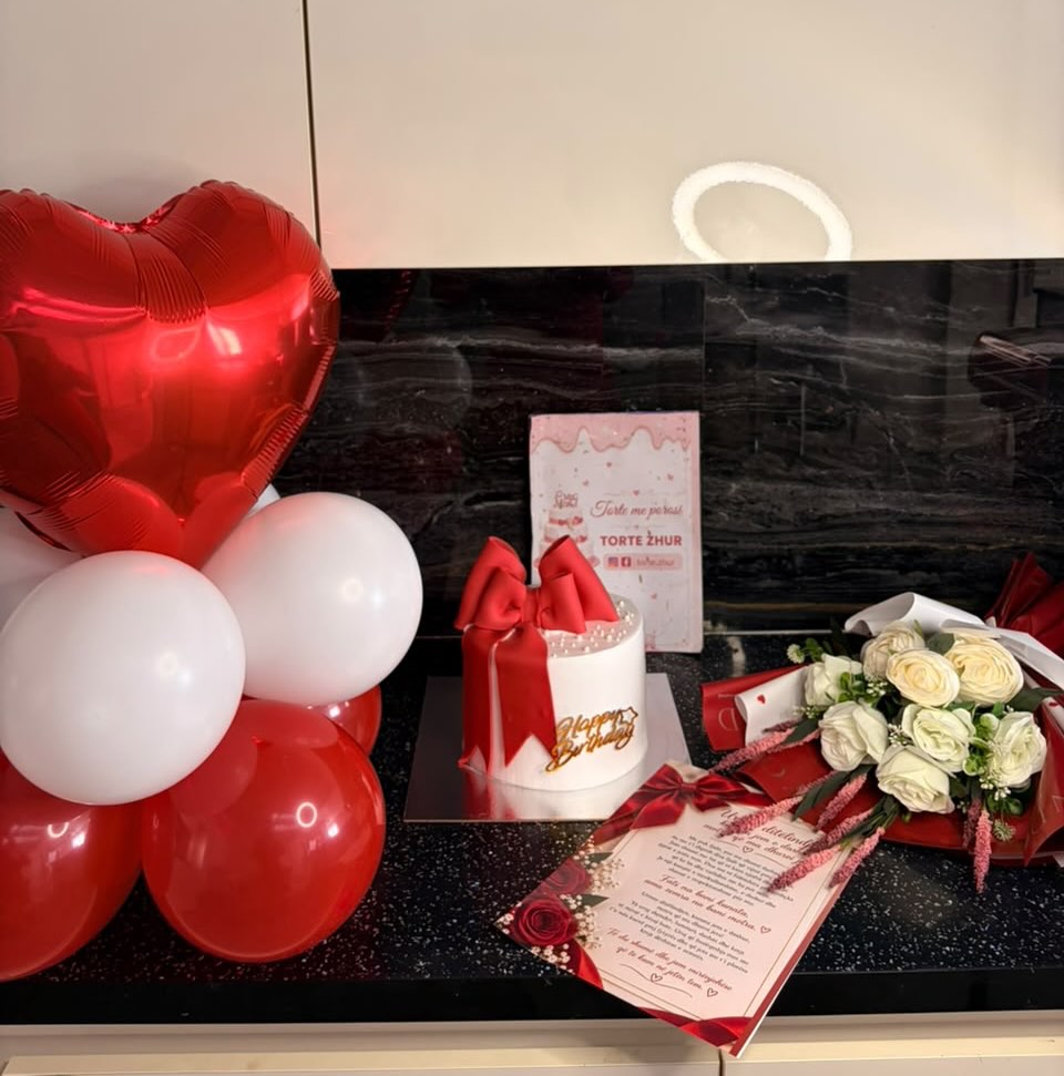Surprizë me tortë, trëndafila të bardhë dhe letër – Surpriza dhe torte me porosi 🎂ZHUR🎂 (3)