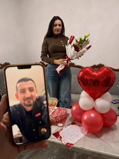 Surprizë me balona zemër, buqetë dhe tortë