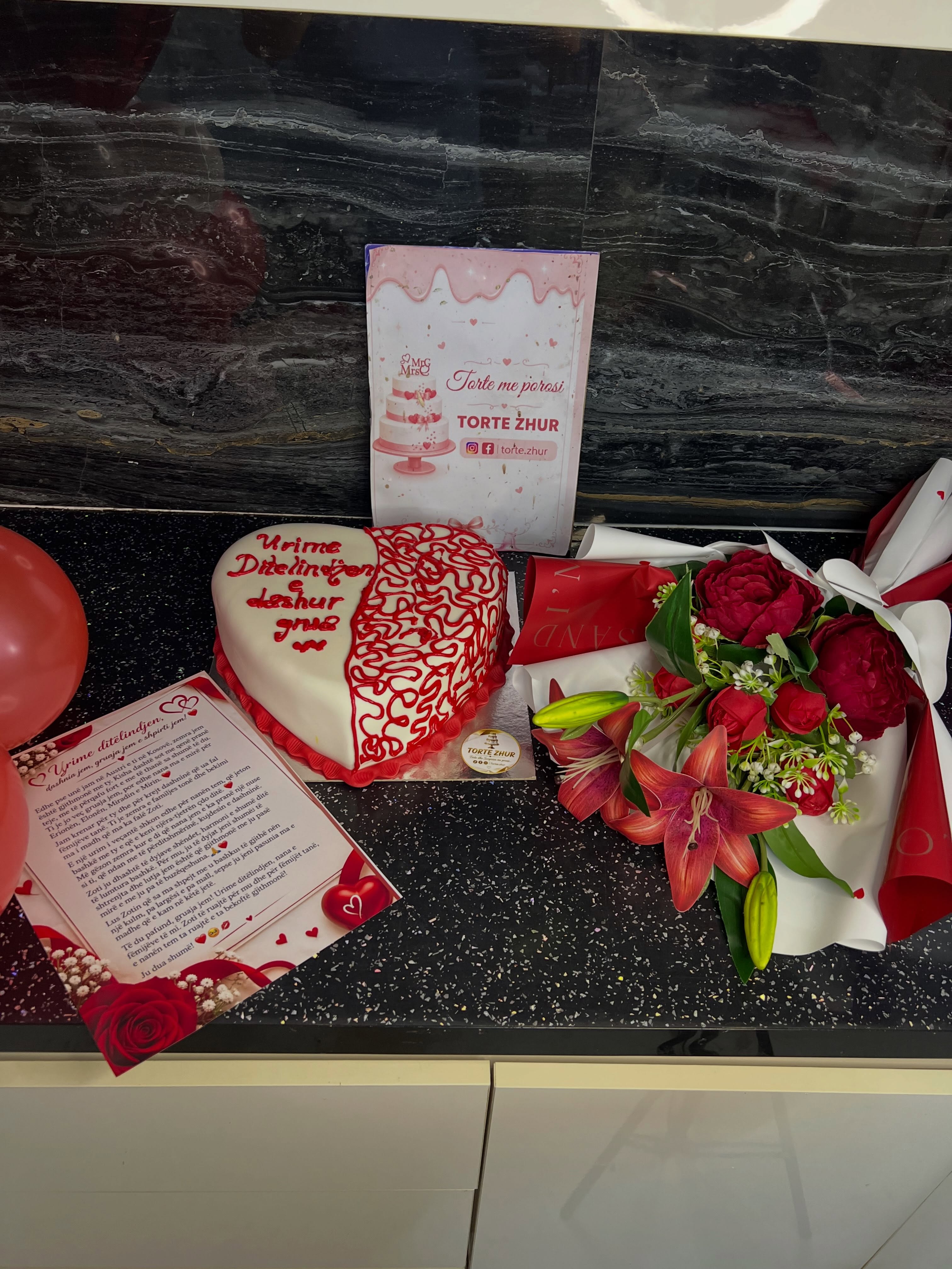 Surprizë me balona zemër, buqetë dhe tortë – Surpriza dhe torte me porosi 🎂ZHUR🎂 (2)