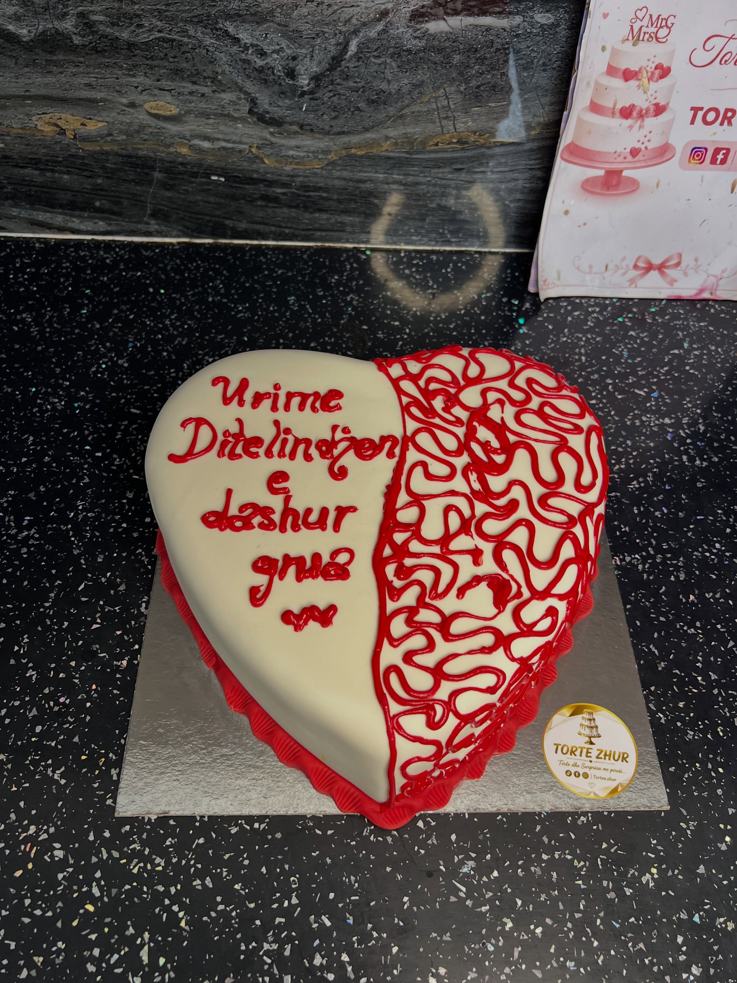 Surprizë me balona zemër, buqetë dhe tortë – Surpriza dhe torte me porosi 🎂ZHUR🎂 (3)