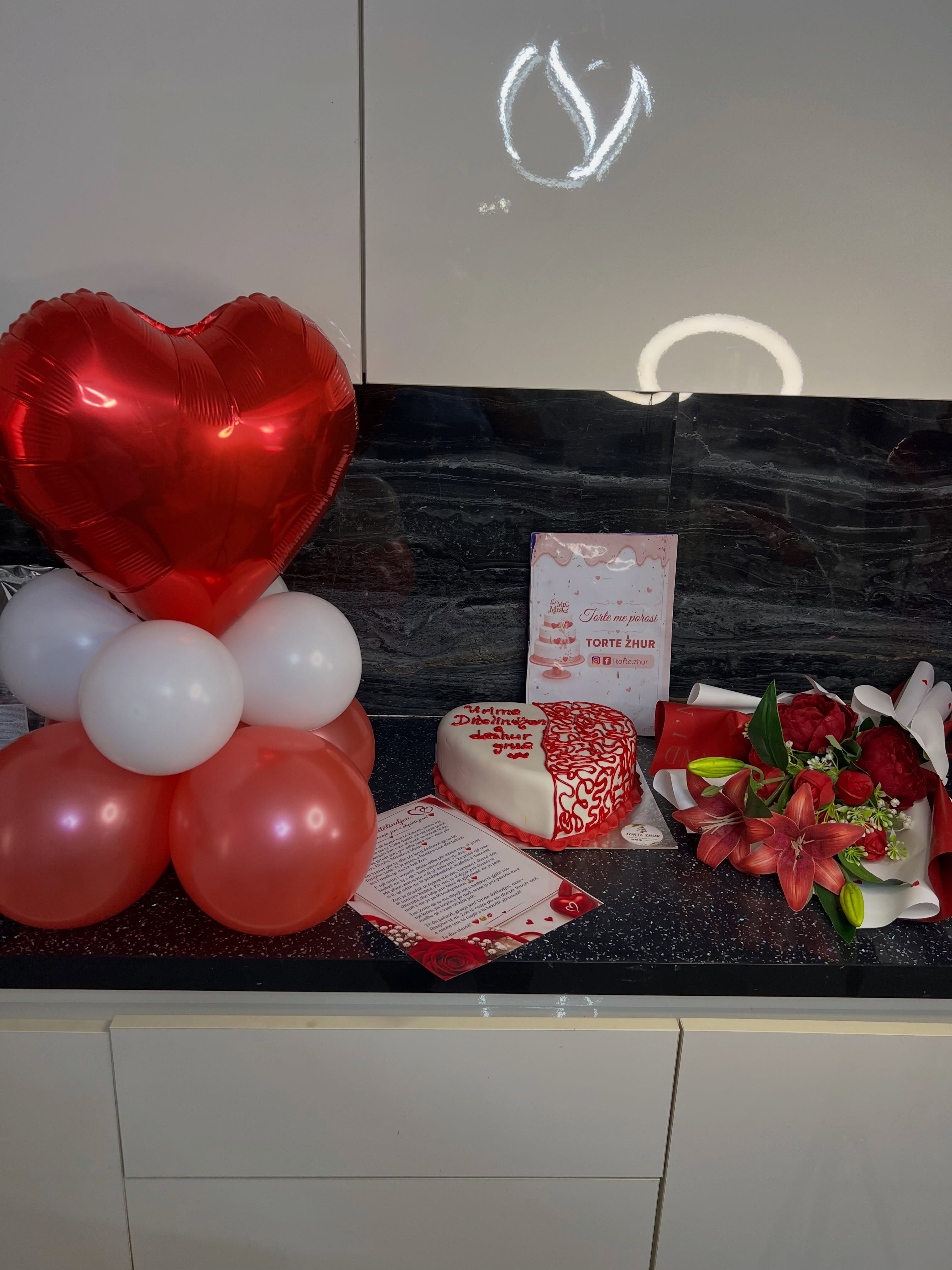 Surprizë me balona zemër, buqetë dhe tortë – Surpriza dhe torte me porosi 🎂ZHUR🎂 (4)