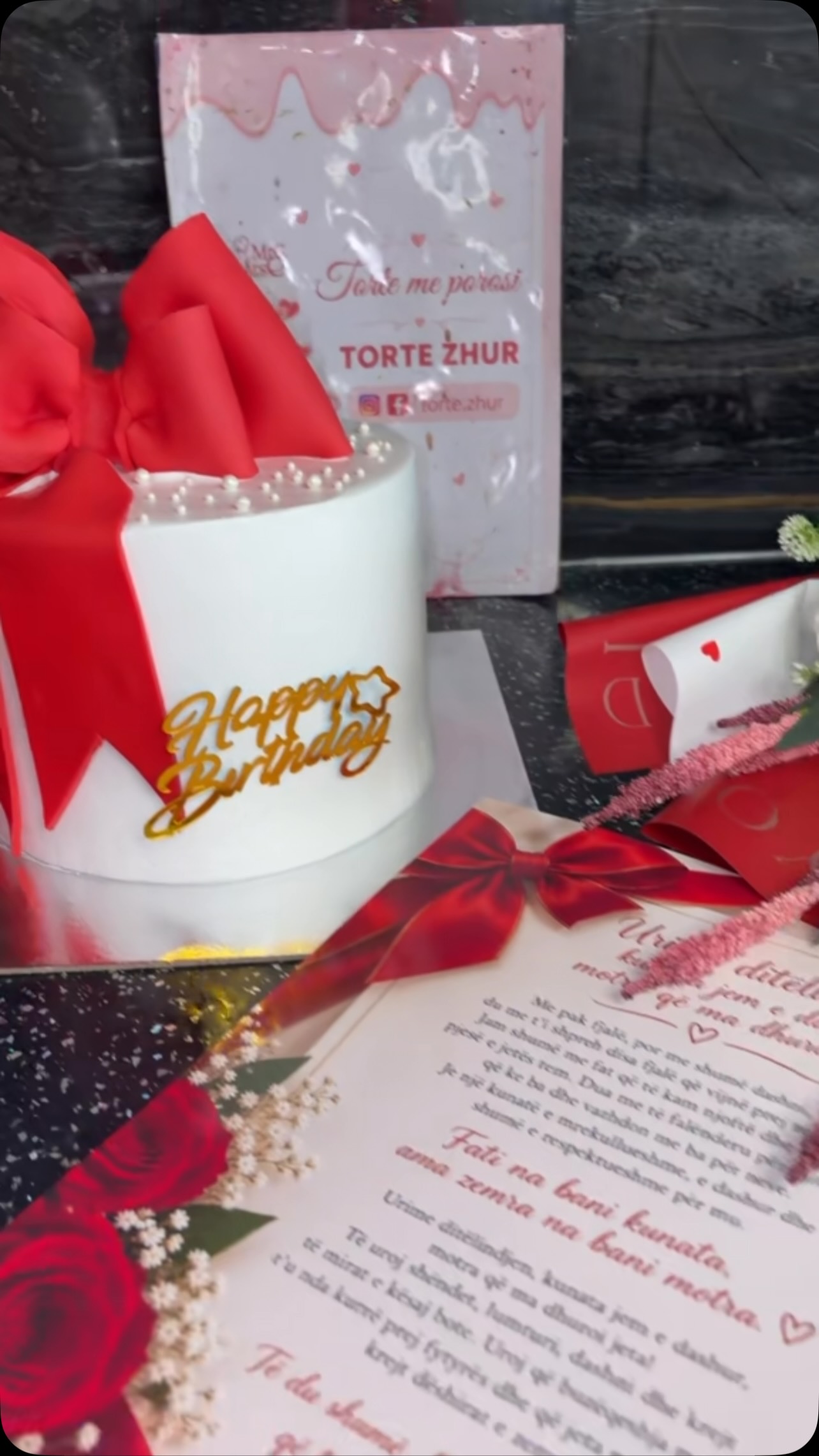 Tortë ditëlindjeje e bardhë me fjongo të kuqe – Surpriza dhe torte me porosi 🎂ZHUR🎂