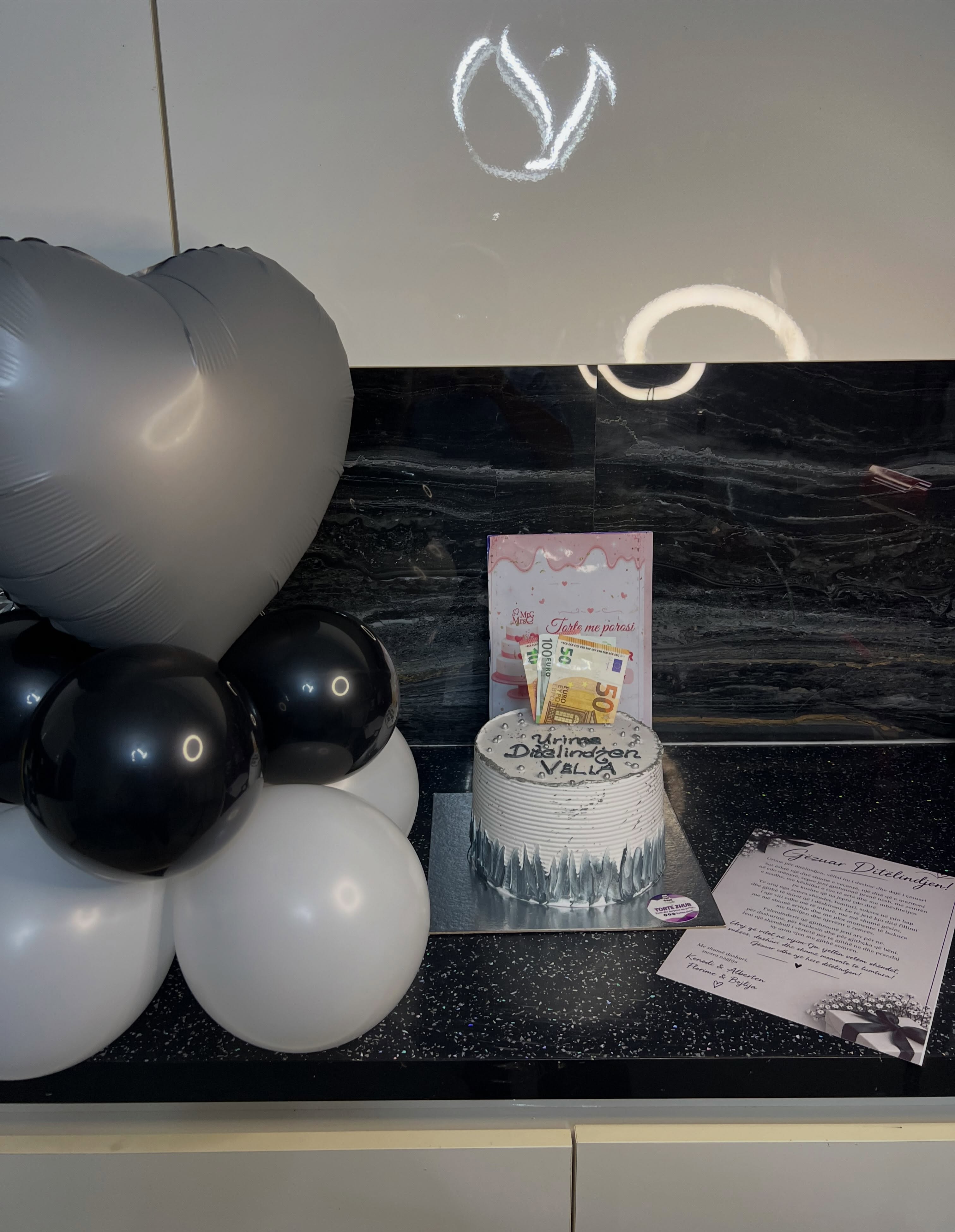 Surprizë me tortë dhe balona bardhë e zi – Surpriza dhe torte me porosi 🎂ZHUR🎂 (3)