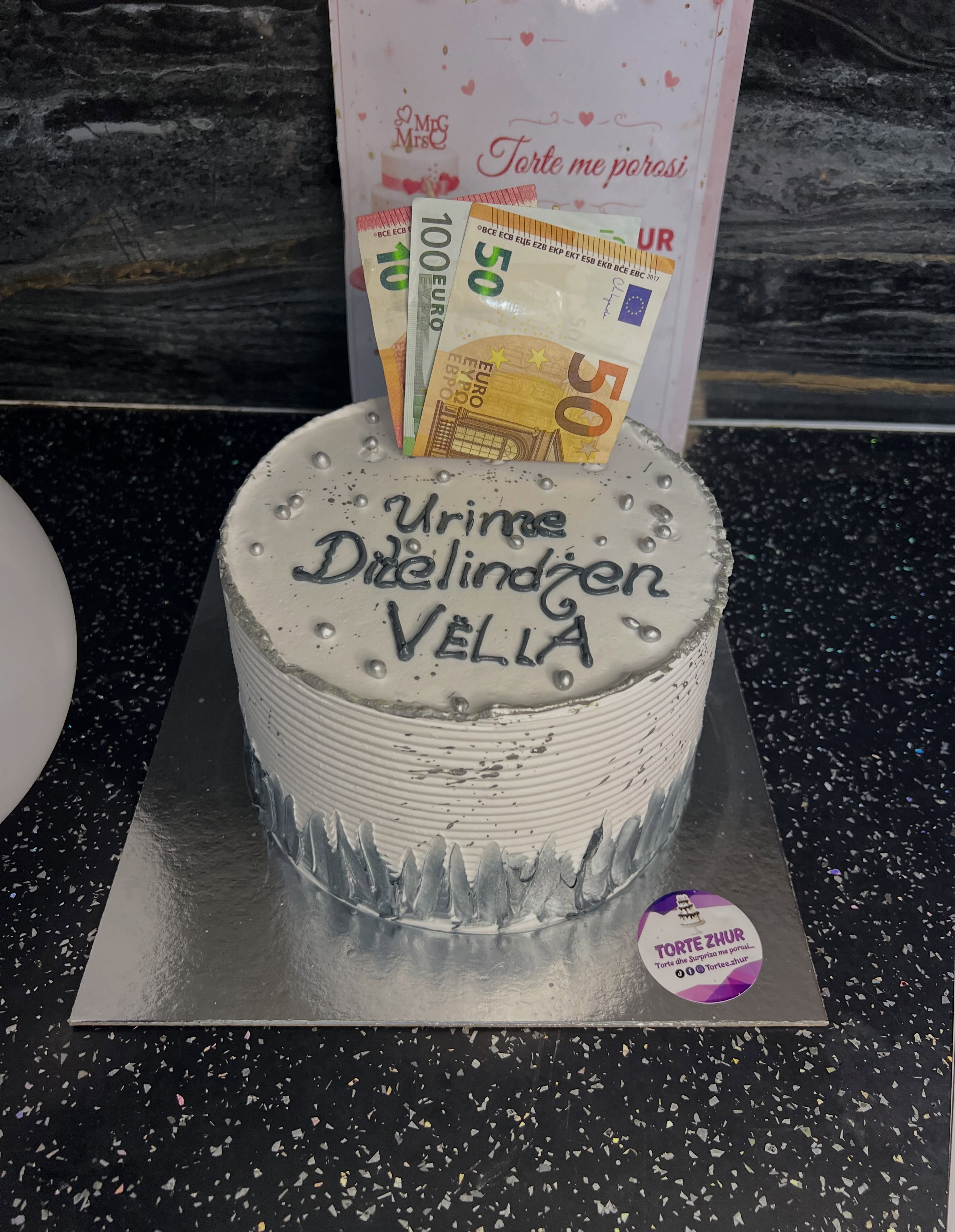 Surprizë me tortë dhe balona bardhë e zi – Surpriza dhe torte me porosi 🎂ZHUR🎂 (4)