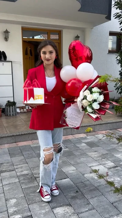 Surprizë me tortë, balona dhe buqetë lulesh
