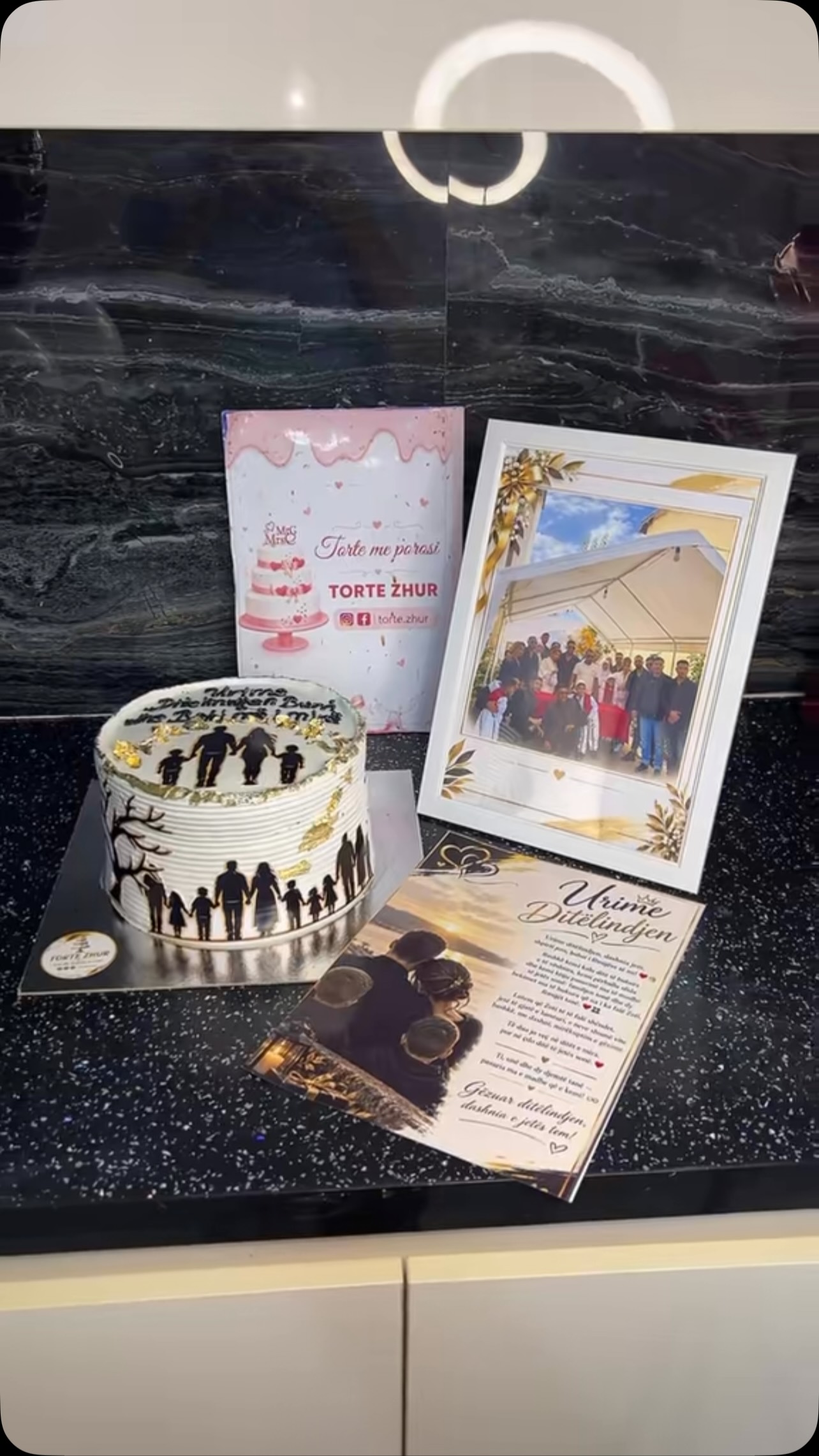 Tortë me kornizë fotoje familjare dhe letër – Surpriza dhe torte me porosi 🎂ZHUR🎂