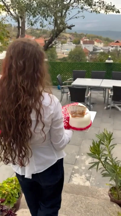 Surprizë me tortë të vogël ditëlindjeje