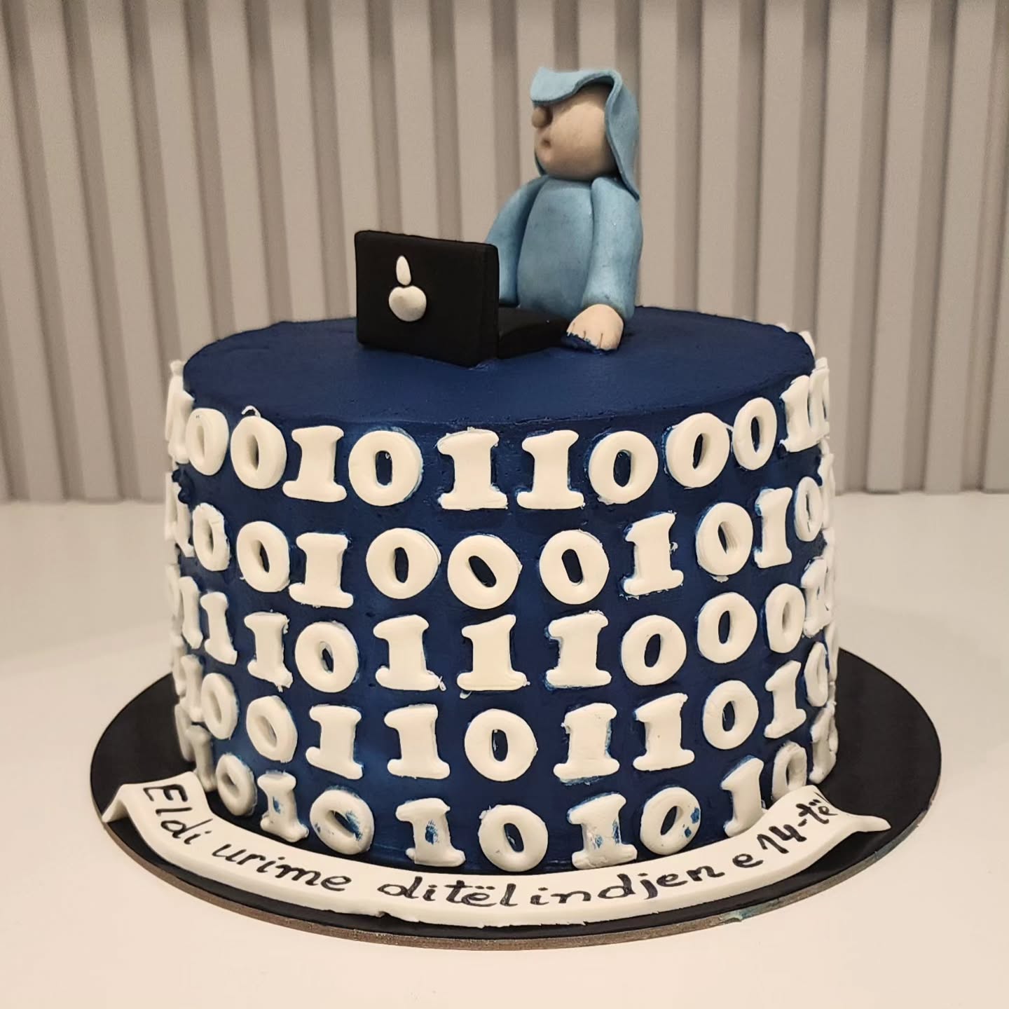 Tortë blu ditëlindjeje me kod binar – Torte Linda