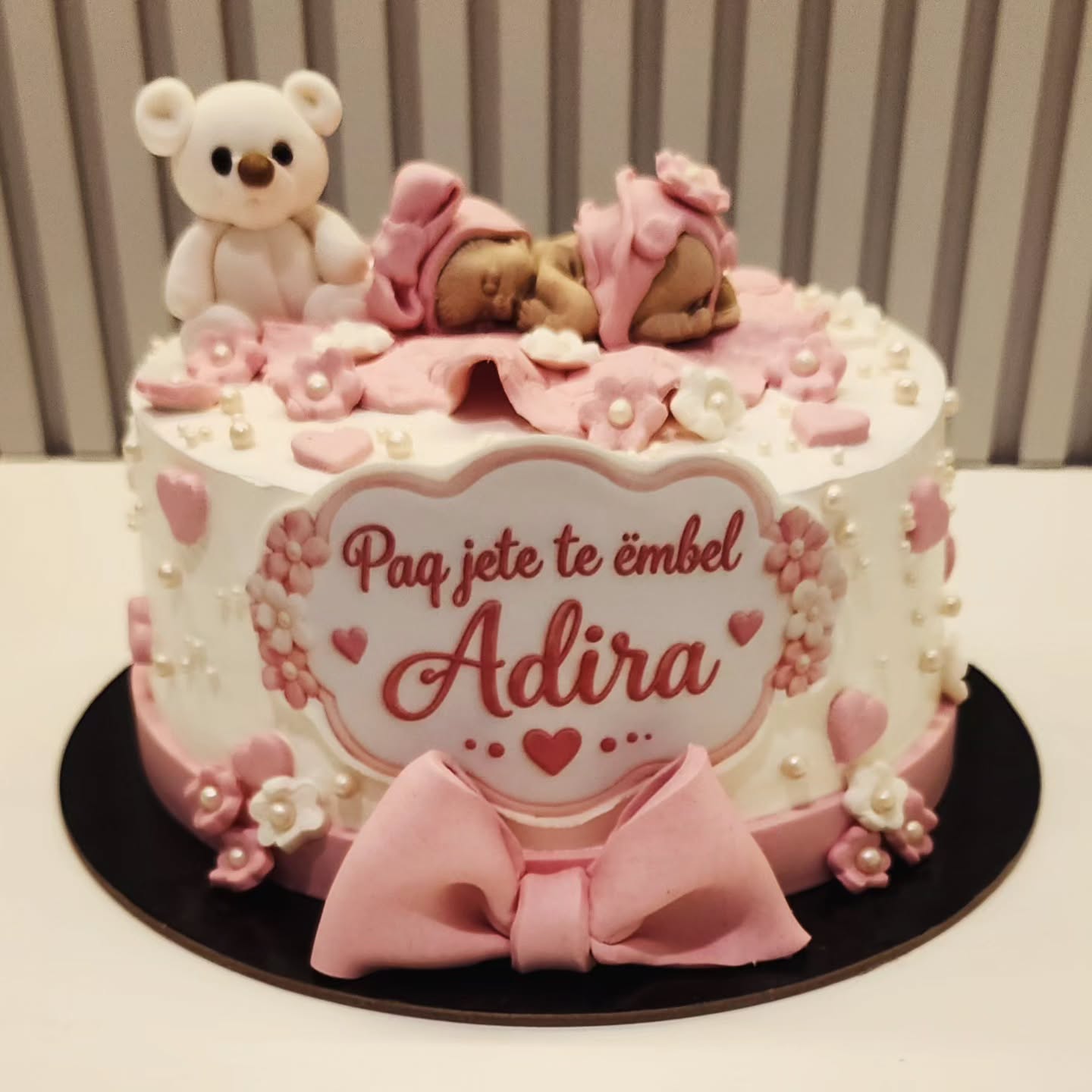 Tortë rozë për lindjen e vajzës me figura bebesh – Torte Linda