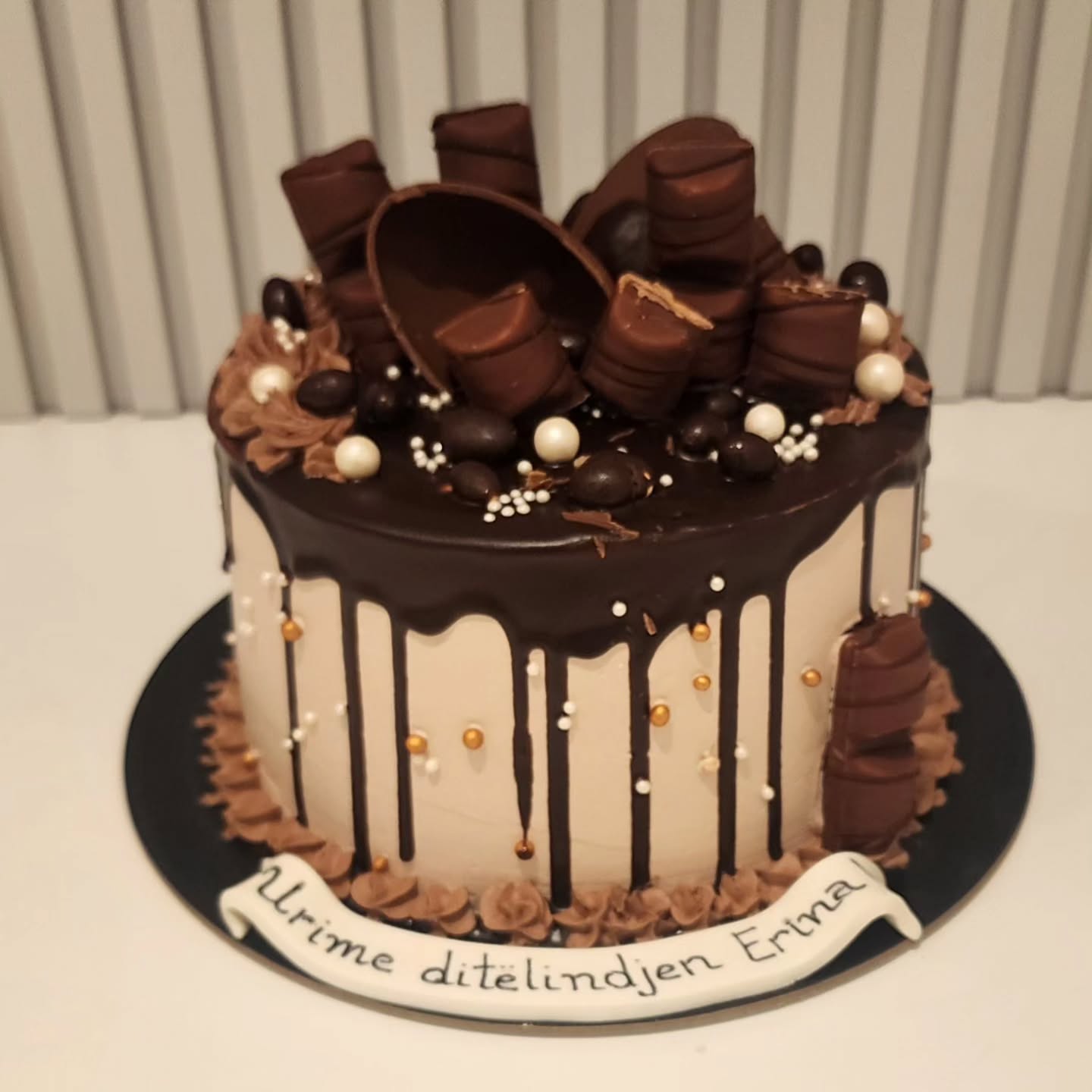 Tortë ditëlindjeje me çokollatë të derdhur – Torte Linda