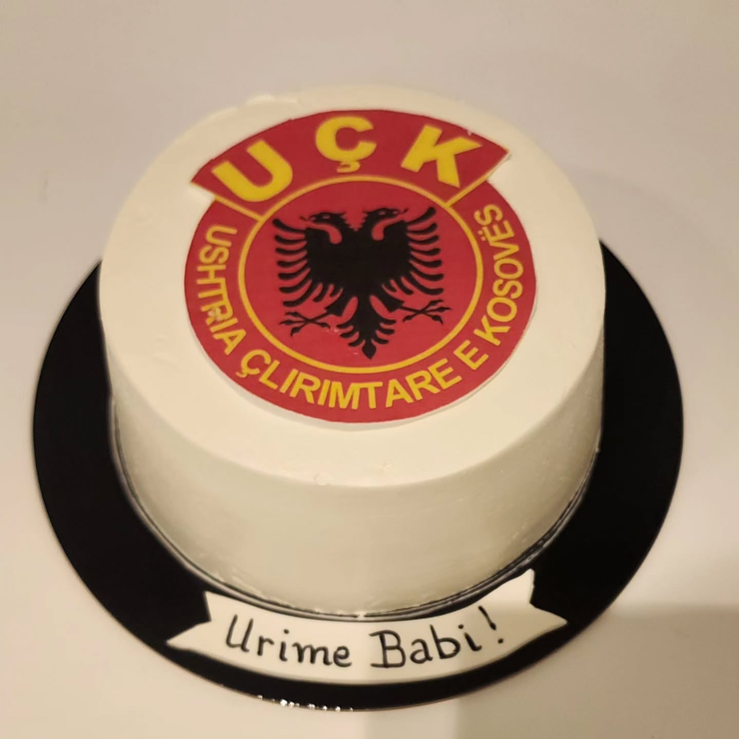 Tortë e bardhë me logon e UÇK-së për babin – Torte Linda